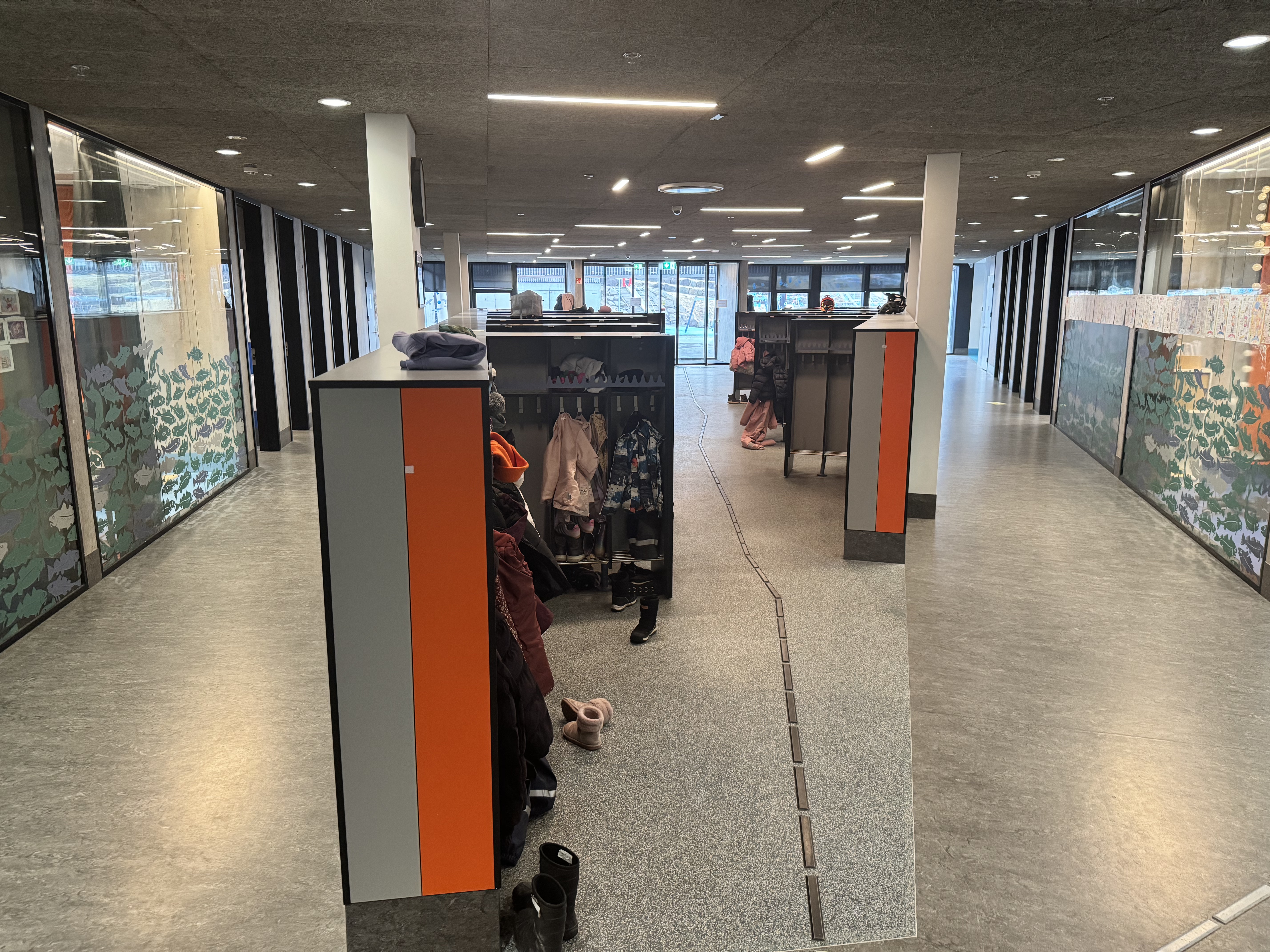 Schulflur mit Garderobe